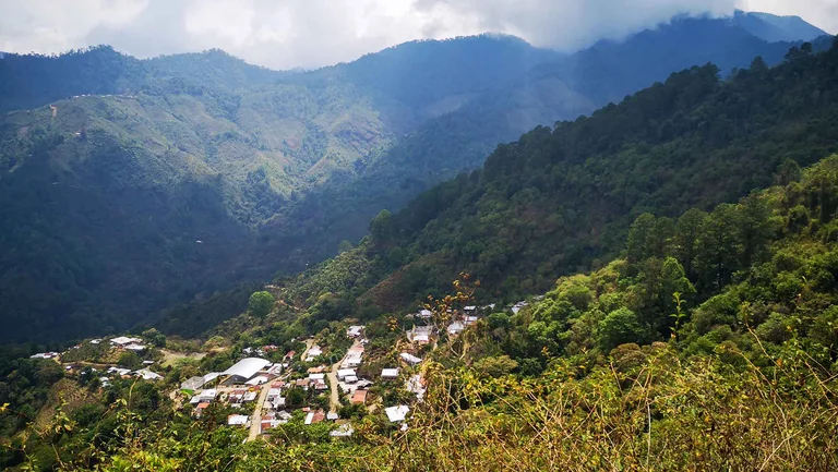 Blick von oben auf eine Siedlung in den mexikanischen Bergen.