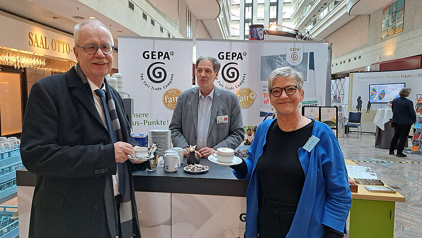 Überzeugter Stammgast: Thomas Begrich, viele Jahre Finanzabteilungsleiter des Kirchenamtes der EKD in Hannover, besuchte unseren Stand wie bei allen bisherigen EKD-Synoden, um unseren Espresso zu verkosten und war wie immer begeistert. Hier zusammen mit Claudia Wilhelm vom Veranstaltungsteam der Synode.