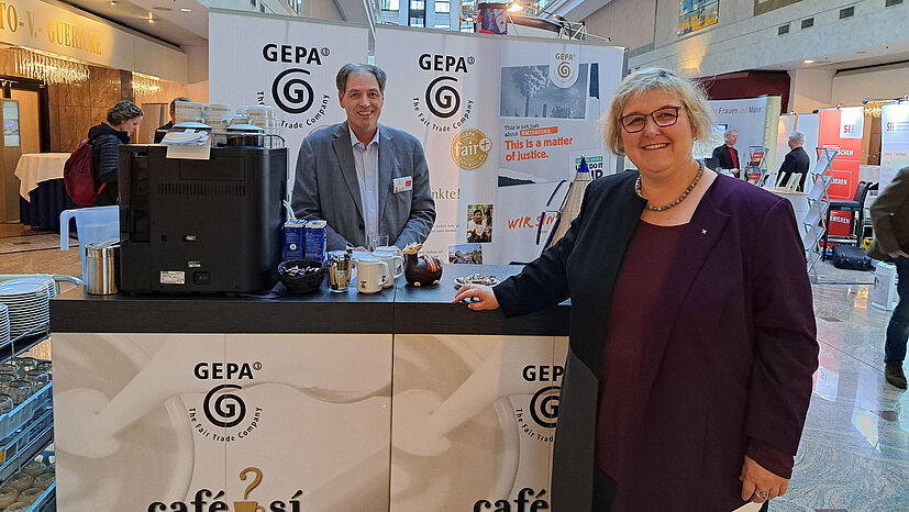  Prof. Dr. Heike Springhart, Landesbischöfin der Evangelischen Landeskirche in Baden, ließ sich die fairen GEPA-Spezialitäten schmecken.