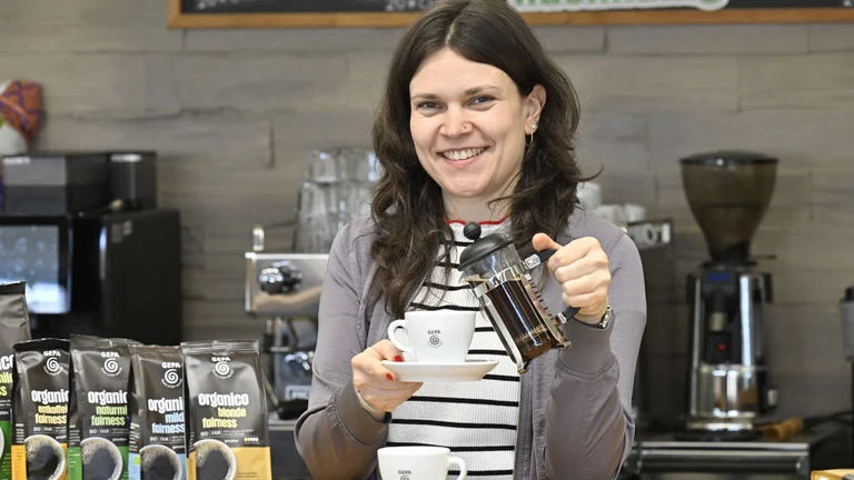 Hanna Schmid gießt Kaffee aus einer French Press in eine Tasse.