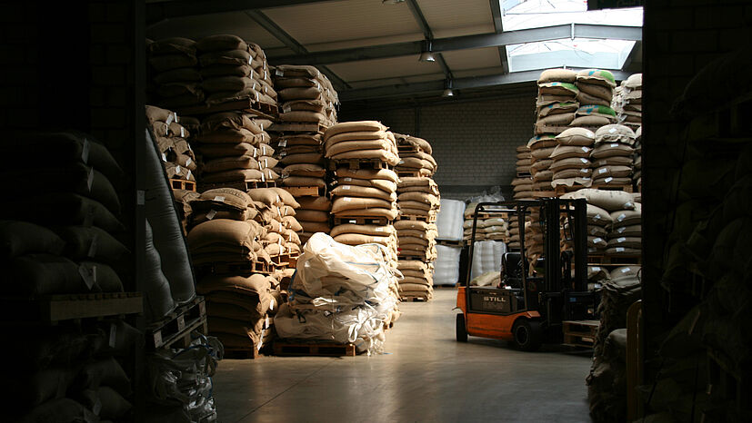 Sind alle Qualitätsprüfungen abgeschlossen, wird der Kaffee per Schiff nach Deutschland transportiert. Die GEPA arbeitet mit mittelständischen Röstereien zusammen, die für Qualitätskaffee stehen – hier ein Blick in den Lagerraum.