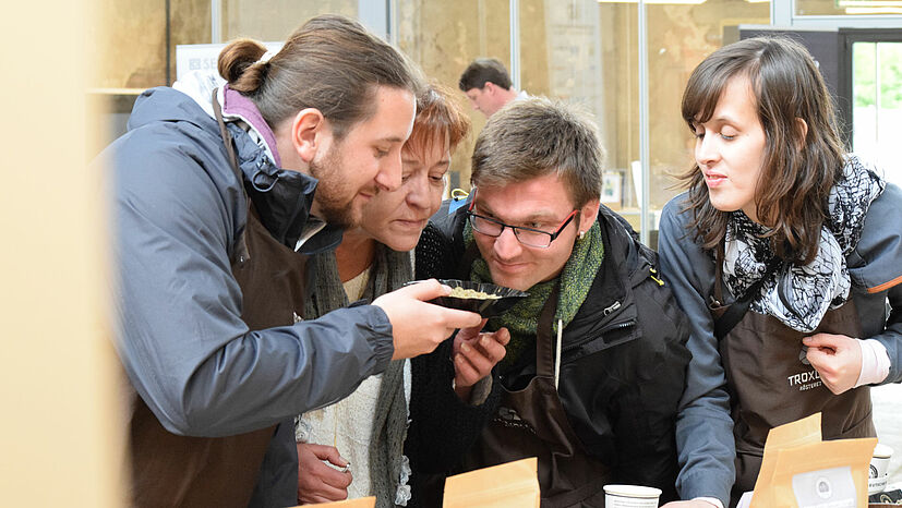 Das Team der Troxler Rösterei auf der Suche nach feinem Rohkaffee. Ungerösteter Kaffee riecht meist leicht nach Gras oder Erde.