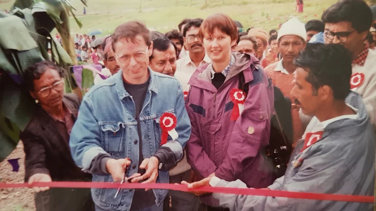 Karl Linnartz schneidet ein rotes Band durch.