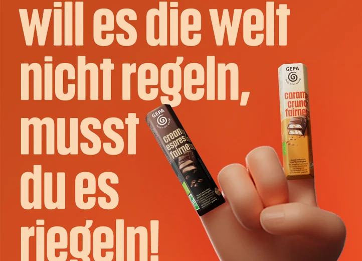 Eine stilisierte Hand zeigt die "Pommesgabel"-Geste mit GEPA-Schokoriegeln als den beiden Fingern. Auf der Grafik steht "Will es die Welt nicht regeln, musst du es riegeln!"
