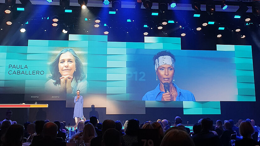 Autorin und Menschenrechtsaktivistin Waris Dirie hält die Laudatio auf Paula Caballero. Die Umweltaktivistin hatte die Nachhaltigen Entwicklungsziele (SDGs) gegen Widerstände initiiert und erhielt dafür den Ehrenpreis.