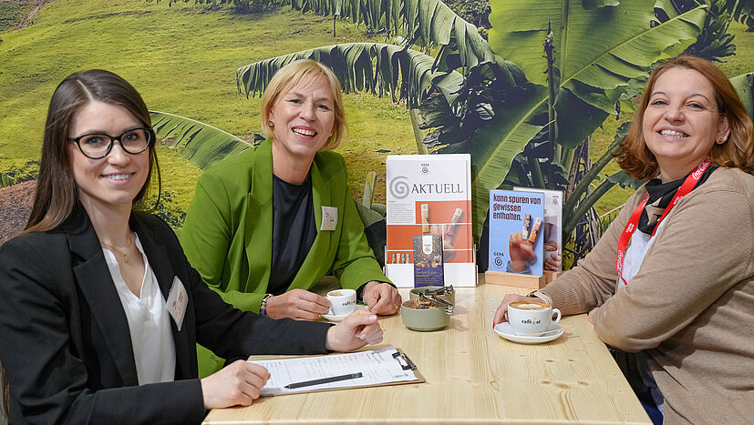 Petra Münchmeyer (mitte), GEPA AHS-Vertriebsleiterin, und Anastasia Lisitcyna (links), GEPA Account-Managerin AHS, Anna Eul (rechts), Bürobdedarf Lyreco Deutschland