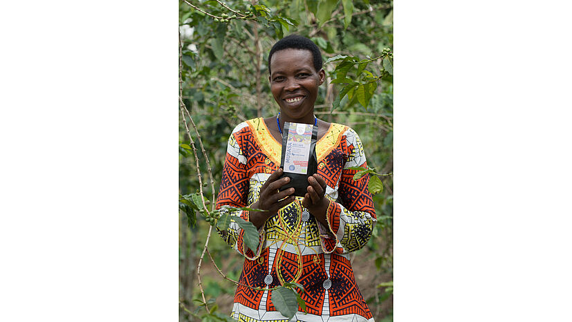 Bio-Bäuerin Plauthile Musabyimana: „Ich bin stolz darauf, dass mein Kaffee jetzt nach Deutschland geliefert wird und froh, dass wir jemanden gefunden haben, der zu schätzen weiß, dass wir Bio-Kaffee anbauen.“