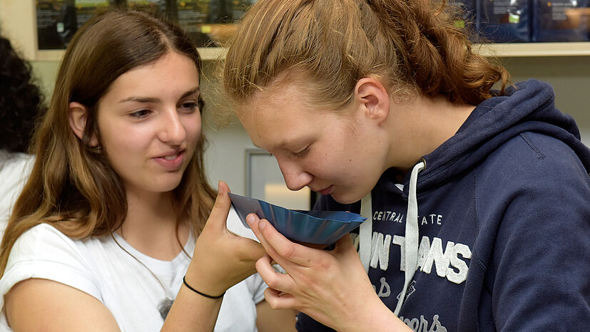 Schülerinnen zu Besuch im GEPA-Kaffeelabor – die Bildungs- und Öffentlichkeitsarbeit im Fairen Handel hat zum erhöhten Bewusstsein der Verbraucher/-innen beigetragen.