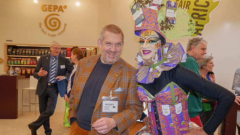 „Tatort-Kommissar" Dietmar Bär mit Künstler Sergio Abajur am GEPA-Stand.