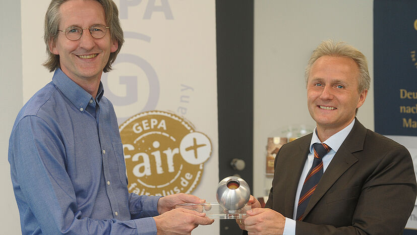 Im Jubiläumsjahr freuen sich die GEPA-Geschäftsführer Robin Roth und Matthias Kroth (v.l.) über die Auszeichnung als „Deutschlands nachhaltigste Marke”.