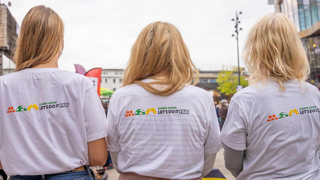 CLIMATE JUSTICE – LET’S DO IT FAIR: Das GEPA-Team war rundum ausgestattet mit Flaggen und Shirts.