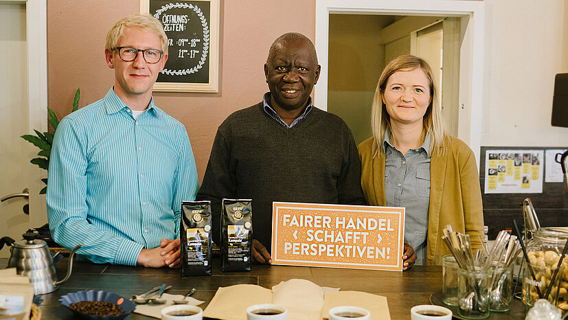 „Fairer Handel schafft Perspektiven“ – so lautet das Motto der diesjährigen Fairen Woche. V. l.: Tobias Mehrländer, GEPA-Sortimentsmanager Kaffee, Stanley Maniragaba, Betriebsleiter beim GEPA-Partner ACPCU, und Tatjana Botte, Storemanagerin Café Awake.