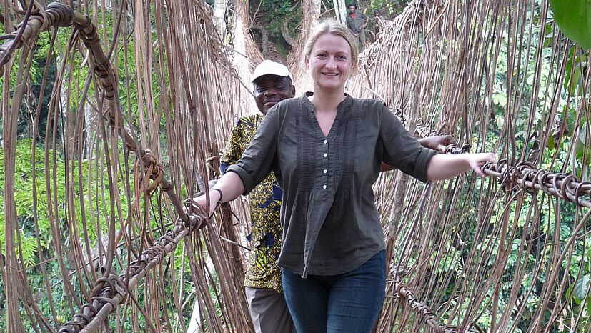 Silvia Kurte von der GEPA auf der Hängebrücke in Konye.