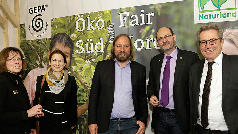 Bei der Eröffnung der Grünen Woche: Hier mit Gunther Beger (links), Ministerialdirektor beim Bundesministerium für wirtschaftliche Zusammenarbeit und Entwicklung (BMZ), Anton Hofreiter (Mitte), Fraktionsvorsitzender von BÜNDNIS 90/DIE GRÜNEN, und Nicole Maisch (2.v.l.), ebenfalls von Bündnis 90/Die Grünen, mit Peter Schaumberger (2.v.r.), GEPA-Geschäftsführer Marke und Vertrieb, sowie Agnes Bergmeister (links), Naturland Fair und Soziale Verantwortung. 