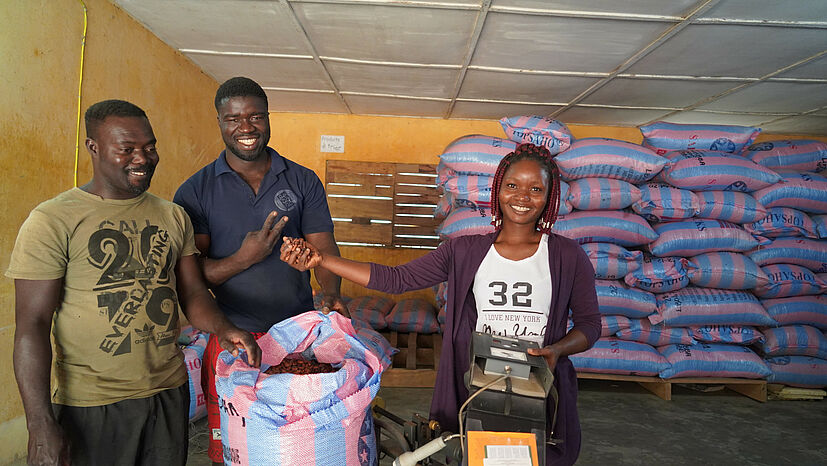 Angèle Wini Gnimle hat nach der Schule eine Ausbildung zur Agrartechnikerin gemacht. Jetzt arbeitet sie als Leiterin des Kakao-Aufbereitungslagers von GEPA Kakao-Partner gebana-Togo in Badou. Sie ist zuständig für die Qualitätskontrolle des Kakaos. Über ihre Festanstellung bei der GEPA-Partnerorganisation ist sie sehr froh. Ihre Botschaft lautet: „Frauen können es auch schaffen! Deshalb ermutige ich Mädchen, sich für die Landwirtschaft zu entscheiden.“ | Foto: GEPA – The Fair Trade Company / A. Welsing