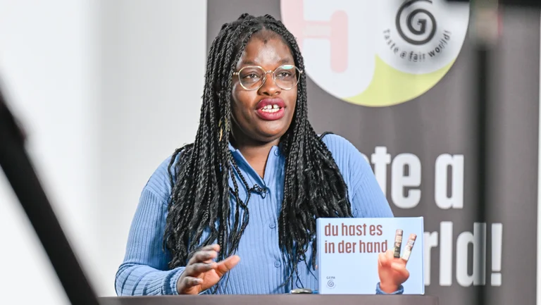 Gifty Rosetta Amo Antwi, Geschäftsführerin des Weltladen-Dachverbandes, spricht auf der Jahrespressekonferenz der GEPA.