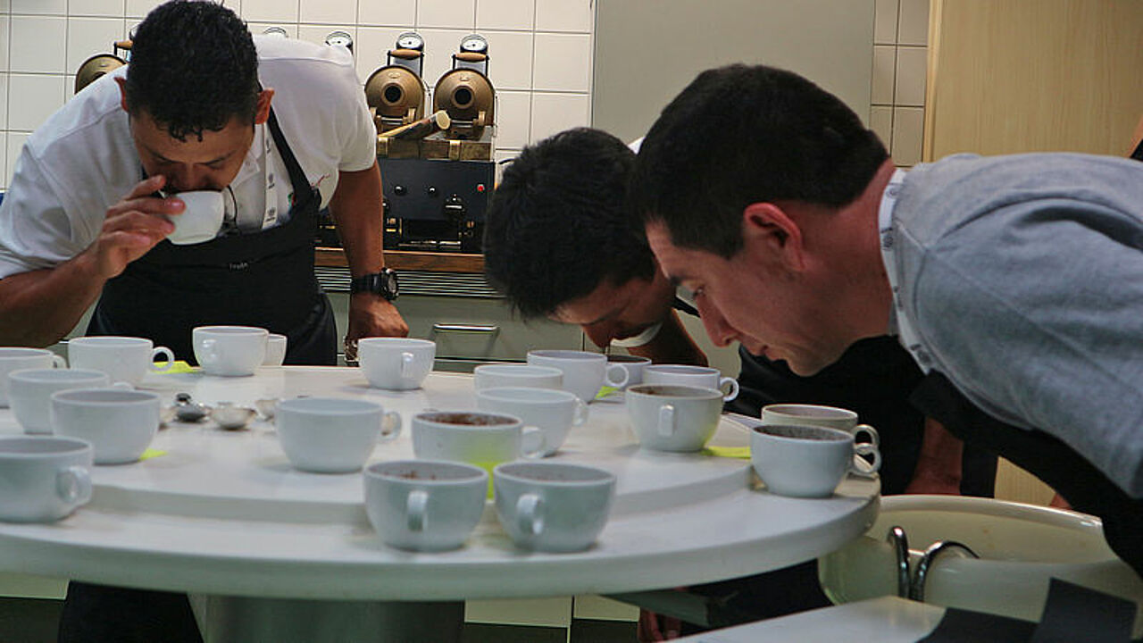 Gemeinsame Qualitätskontrolle und Kalibrierung im GEPA-Kaffeelabor mit Expertinnen und Experten aus Peru, Honduras, Mexiko, den Niederlanden und von der GEPA. „Wir bewerten alle nach dem gleichen weltweit geltenden Standard. Dieser ermöglicht es uns mit unseren Partnern ‚eine Sprache‘ zu sprechen“, so Kleber Cruz Garcia, GEPA-Einkaufsmanager Kaffee.