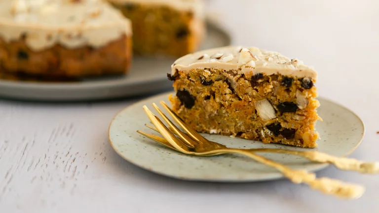 Quinoa-Karottenkuchen mit den verwendeten GEPA-Produkten (Paran&uuml;sse, Datteln, Rosinen und Quinoa).