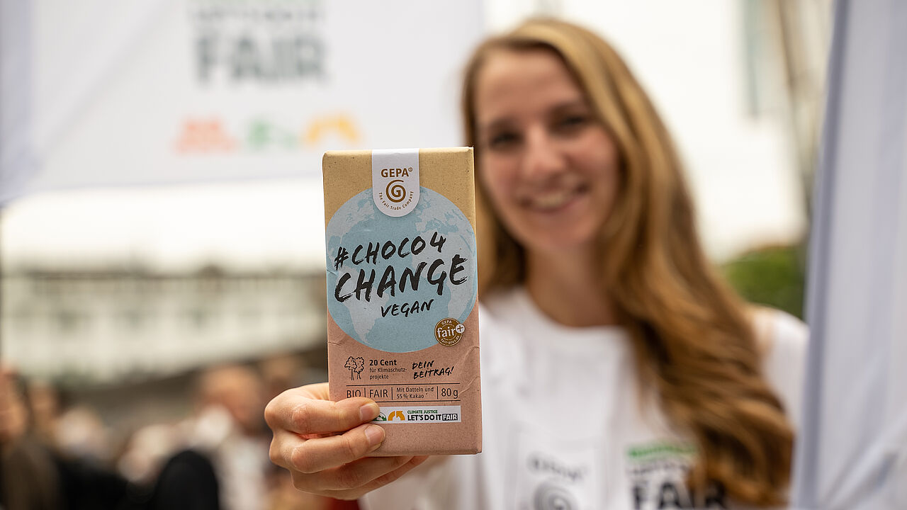 Schokolade: #Choco4Change und #Choco4Change Vegan je 20 Cent Beitrag zum Klimaschutz. Mehr erfahren: gepa.de/choco4change