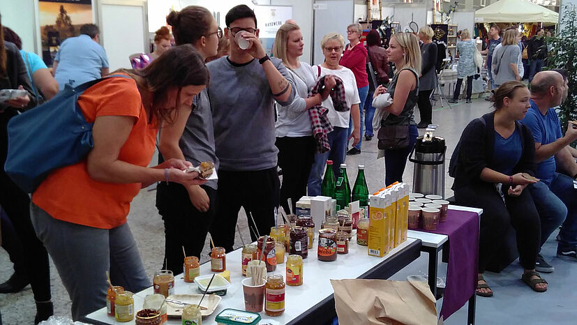 Am Sonntag gab es ein faires Vernetzungsfrühstück mit Orangensaft und einer Vielzahl von GEPA-Brotaufstrichen. Das kam vor allem bei den teilnehmenden Mitarbeiterinnen und Mitarbeitern aus Weltläden gut an, die sich gerne durch unsere Aufstriche probierten. 