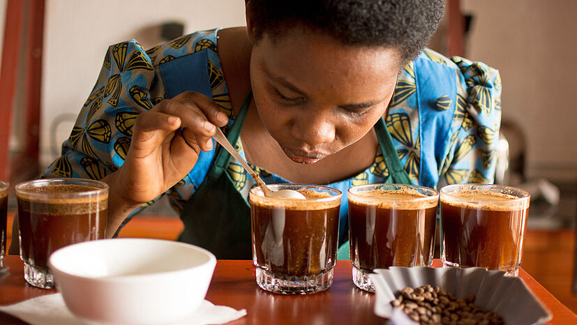 …Kaffeetesterin Emertha Mukabavugirise anschließend im Cupping – so heißt der Geschmackstest in der Fachsprache – die Qualität des fertigen Röstkaffees.