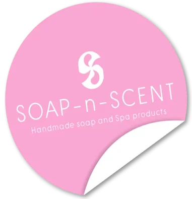 Logo von SOAP-n-SCENT in Stickeroptik mit wei&szlig;er Schrift auf Pink