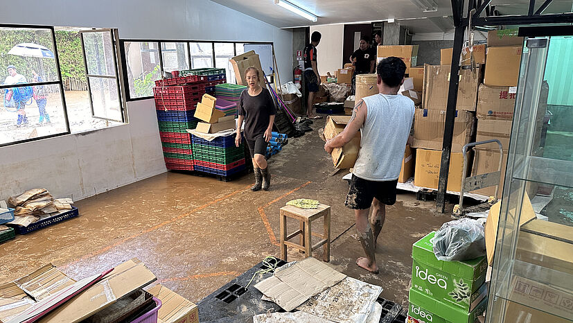Die Seifenwerkstatt und die Büros von SOAP-n-SCENT in Chiangmai wurden überschwemmt und die Böden mit Schlamm überzogen. Die Mitarbeiter*innen sind noch mit dem Saubermachen und Aufräumen beschäftigt.