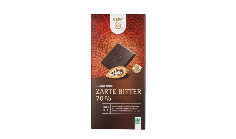 Eine Schokoladentafel „Zarte Bitter 70%“ der GEPA, verpackt, vor weißem Hintergrund.
