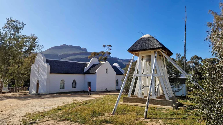 Kirchengebäude und Glocke unter einem Unterstand in Wupperthal, Südafrika