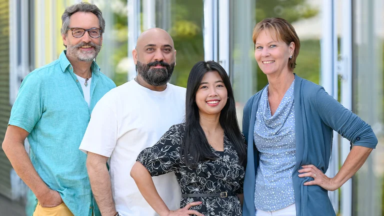 Gruppenfoto des Store-Teams, zu sehen sind vier Personen.