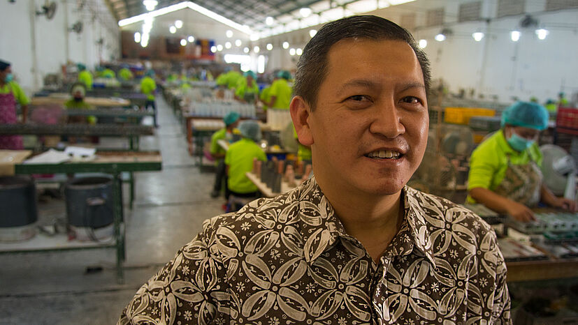 Ong Wen Ping ist Besitzer und Geschäftsführer der Kerzenmanufaktur Wax Industri. Besonders wichtig war es ihm den Menschen in seiner Heimatstadt Ngawi in Indonesien gute Arbeitsbedingungen und soziale Absicherung zu bieten.