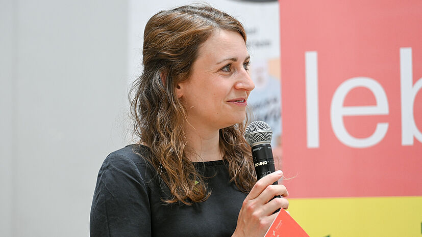 Lena Wallraff, Referentin für Entwicklungsfragen beim BDKJ, moderierte die Podiumsdiskussion „Klimafreundliche Produkte als Beitrag zur Klimagerechtigkeit“ in der Aula des Dillmann-Gymnasiums.