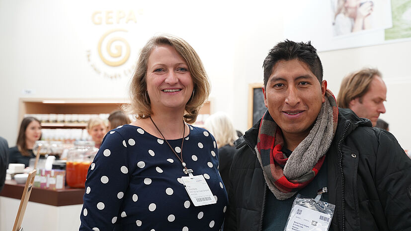 GEPA-Einkaufsmanagerin Silvia Kurte mit Michel Yucra Vargas, Vertriebsleiter beim GEPA-Kakaopartner El Ceibo.