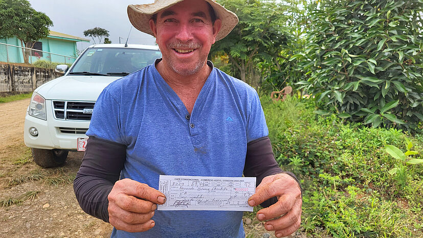 Die Kaffee-Kleinbäuer*innen wie Fernando bekommen bei Ablieferung einen Beleg ausgehändigt, aus dem Menge und Preis hervorgehen. Am Ende der Woche bekommt er von COOPEAGRI das Geld dafür, es sei denn, er braucht es früher.