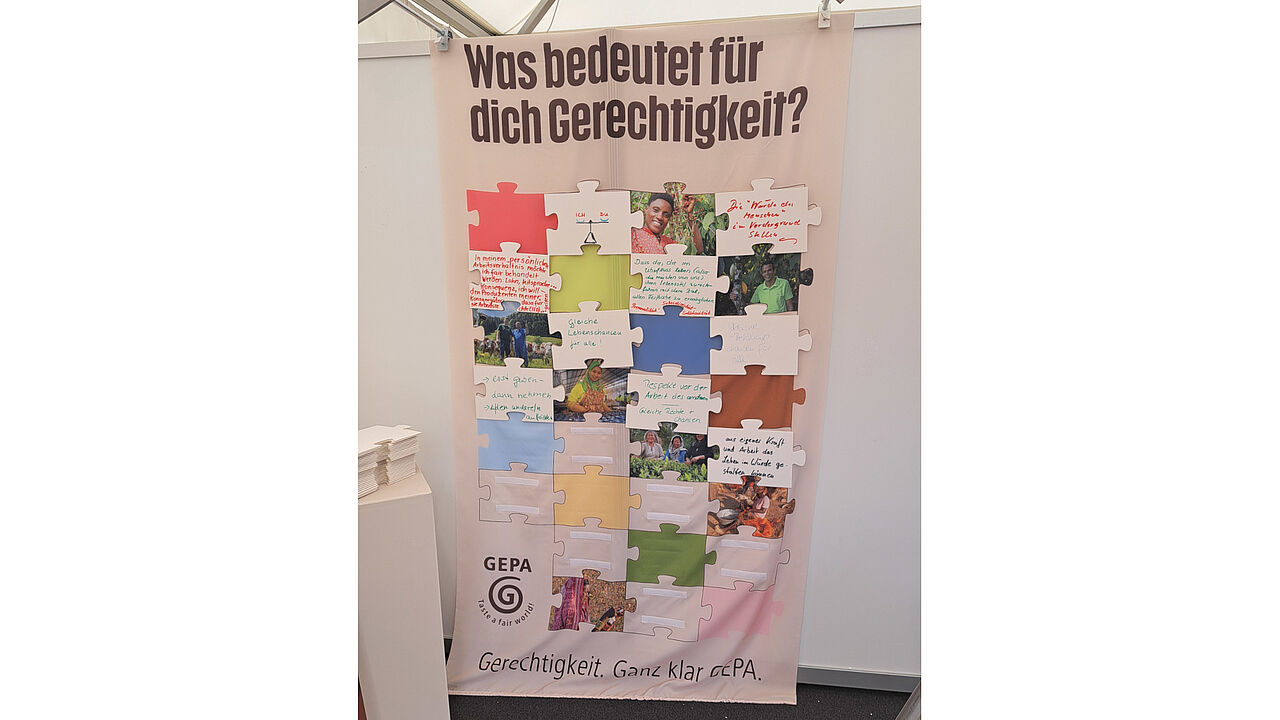 Das interaktive Gerechtigkeitspuzzle forderte Teilnehmende dazu auf, aufzuschreiben, was Gerechtigkeit für sie bedeutet.