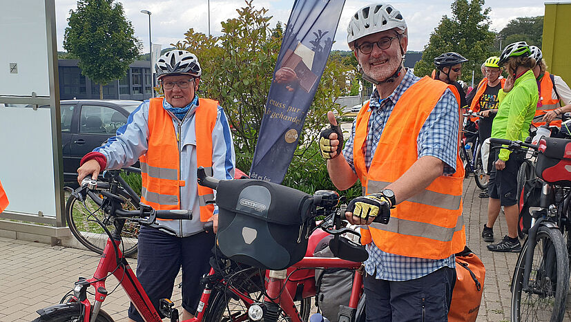 Startklar: Gerhard Werum, Mit-Organisator der Tour de Fair, mit Petra Bald, langjährige Kundenberaterin bei der GEPA. Als Nächstes geht’s nach Essen.