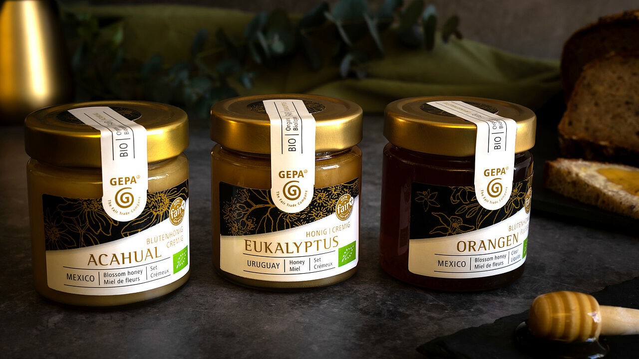 Das klimaneutrale Honigsortiment der GEPA eignet sich als Brotaufstrich, Süßungsmittel im Tee oder zum Backen von Weihnachtsplätzchen. | Foto: GEPA - The Fair Trade Company / C. Schreer