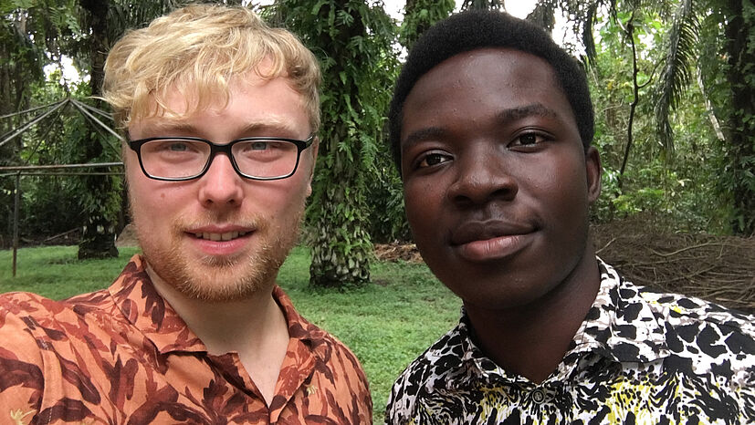 Finn Ewert, dualer Student bei der GEPA mit Richmond Affum, Praktikant bei Serendipalm. Richmond Affum hat über das Fair Trade-Komitee von Serendipalm ein Stipendium für sein Studium erhalten.