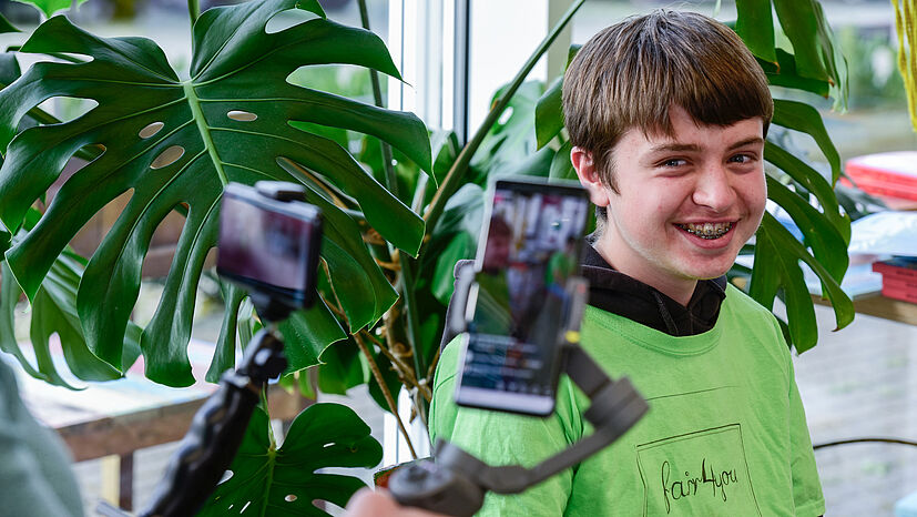 „Wir wollen uns für die Erde einsetzen. Wir sind die nächste Generation – uns ist wichtig, was mit dem Klima und mit der Welt passiert“, sagt David, der sich in der Fair4You-AG der Gesamtschule Wuppertal Barmen engagiert.