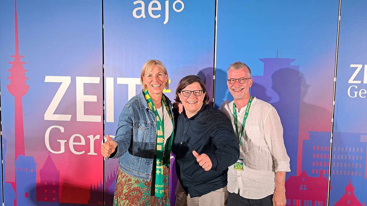 Gute Laune am Stand unseres Gesellschafters aej: Daniela Broda, Präsidentin des Deutschen Jugendrings und bei aej Referentin für Kinder- und Jugendpolitik (Mitte) freut sich mit Dr. Veit Laser, aej-Referent für Bildung für nachhaltige Entwicklung und Petra Münchmeyer, GEPA-Vertriebsleiterin Außer-Haus-Service über die gelungenen Aktionen.