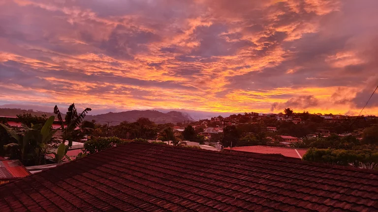 Abendhimmel &uuml;ber D&auml;chern in Costa Rica