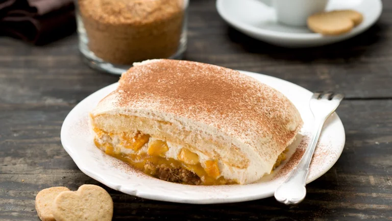 Tiramisu mit Kuchengabel auf einem Teller