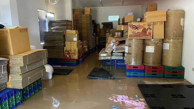 Die Seifenwerkstatt und die Büros von SOAP-n-SCENT in Chiangmai wurden überschwemmt und die Böden mit Schlamm überzogen. Die Mitarbeiter*innen sind noch mit dem Saubermachen und Aufräumen beschäftigt.