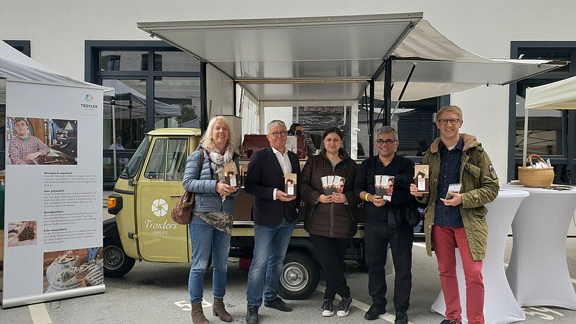 V.l. GEPA-Pressesprecherin Barbara Schimmelpfennig, Geschäftsführer der Troxler Werkstätten Peter Felten, Marketing-Leiterin der Troxler Werkstätten Figan Sarikaya, GEPA-Einkaufsmanager Kaffee Kleber Cruz Garcia und GEPA-Sortimentsmanager Kaffee Tobias Mehrländer.