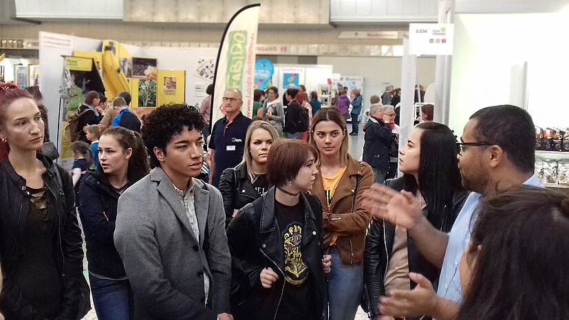 Am „Tag der Schulen“ auf der FAIR FRIENDS waren viele interessierte Jugendliche am GEPA-Stand sowie in der Weltladenlounge. Hier mit Denis Gay (rechts), Bildungsreferent für die GEPA.