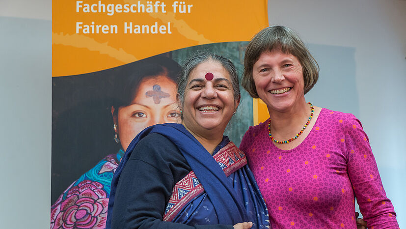 Auch Renate Schiebel, Vorstandsmitglied beim Weltladen-Dachverband, freute sich über den Austausch mit Vandana Shiva.