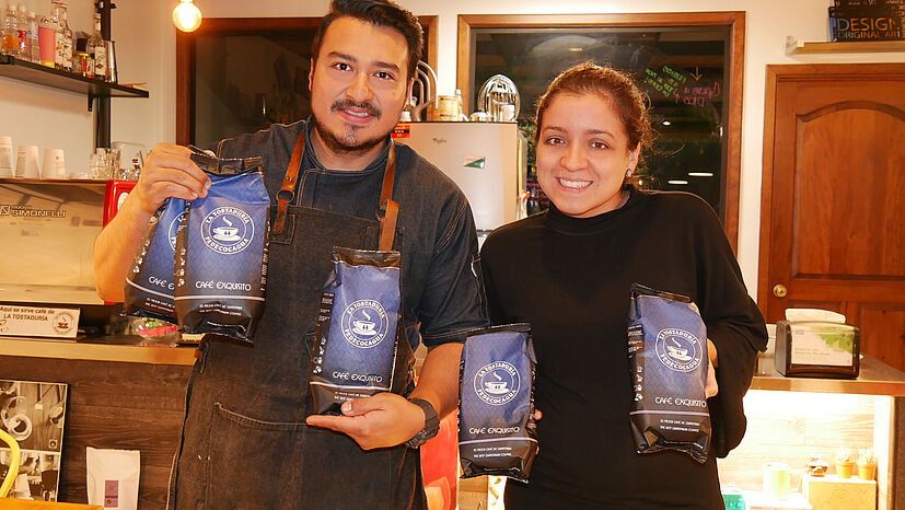 Carlos De León, Gerardos Sohn, betreibt mit seiner Frau Rocio Del Valle, das Café „Cafeteria Ocho 15“ in Guatemala Stadt. Die beiden schenken natürlich die FEDECOCAGUA-Eigenmarke aus. Durch die eigene Rösterei kann FEDECOCAGUA solche neuen Wege gehen.