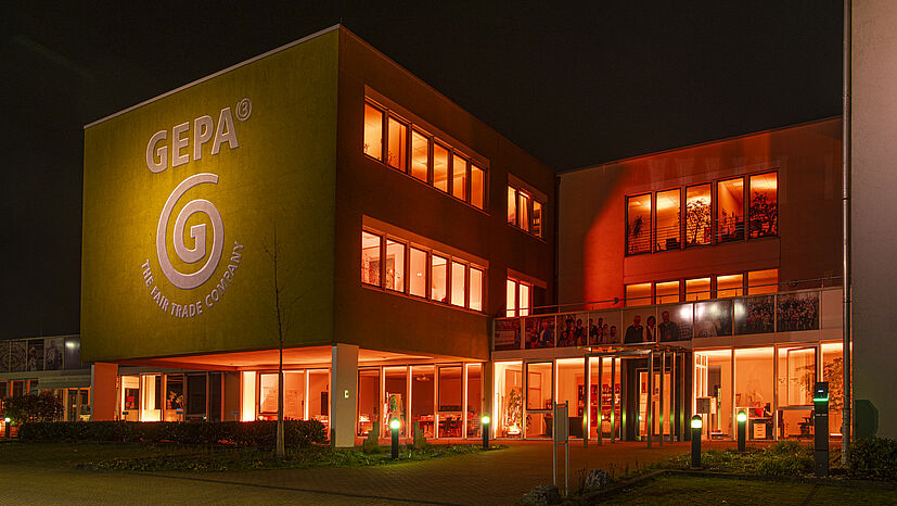 Auch 2021 hat sich die GEPA an der Leuchtaktion des Frauennetzwerks Zonta beteiligt und ihr Firmengebäude in Orange beleuchtet. | Foto: GEPA - The Fair Trade Company / A. Fischer
