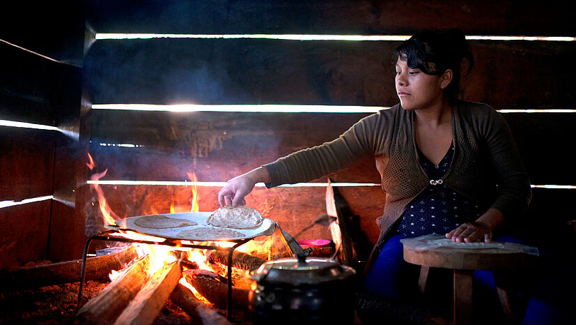 Gloria Deysi bereitet traditionelle Maistortillas über dem Feuer vor. | Foto: GEPA – The Fair Trade Company / Rafael Solórzano, Mexiko