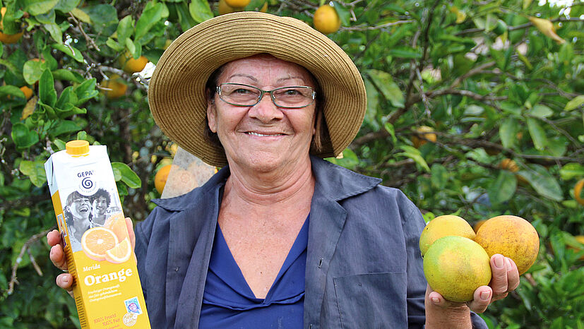 Valdeci Ramos ist Orangenbäuerin und von Anfang an Mitglied von COOPEALNOR. Zusammen mit ihrem Mann besitzt die 71-Jährige eine Farm. Hier bauen sie neben Orangen auch Maniok, Mais, Bohnen und Passionsfrüchte für den eigenen Bedarf an. Valdeci Ramos ist offiziell zwar keine Bio-Bäuerin aber sie verzichtet auf Chemie: „Ich benutze hier keinen Kunstdünger.“ 
